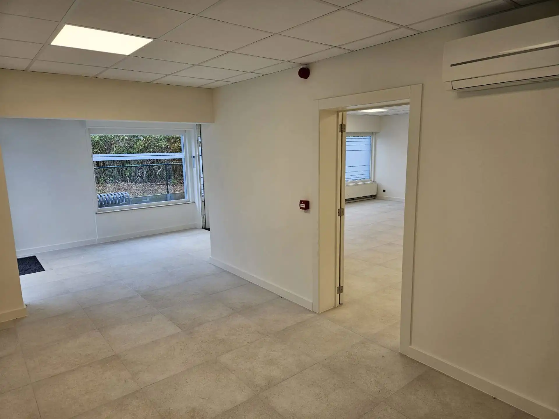 TE  HUUR in Meeuwen: kantoor/commerciële ruimte foto 8