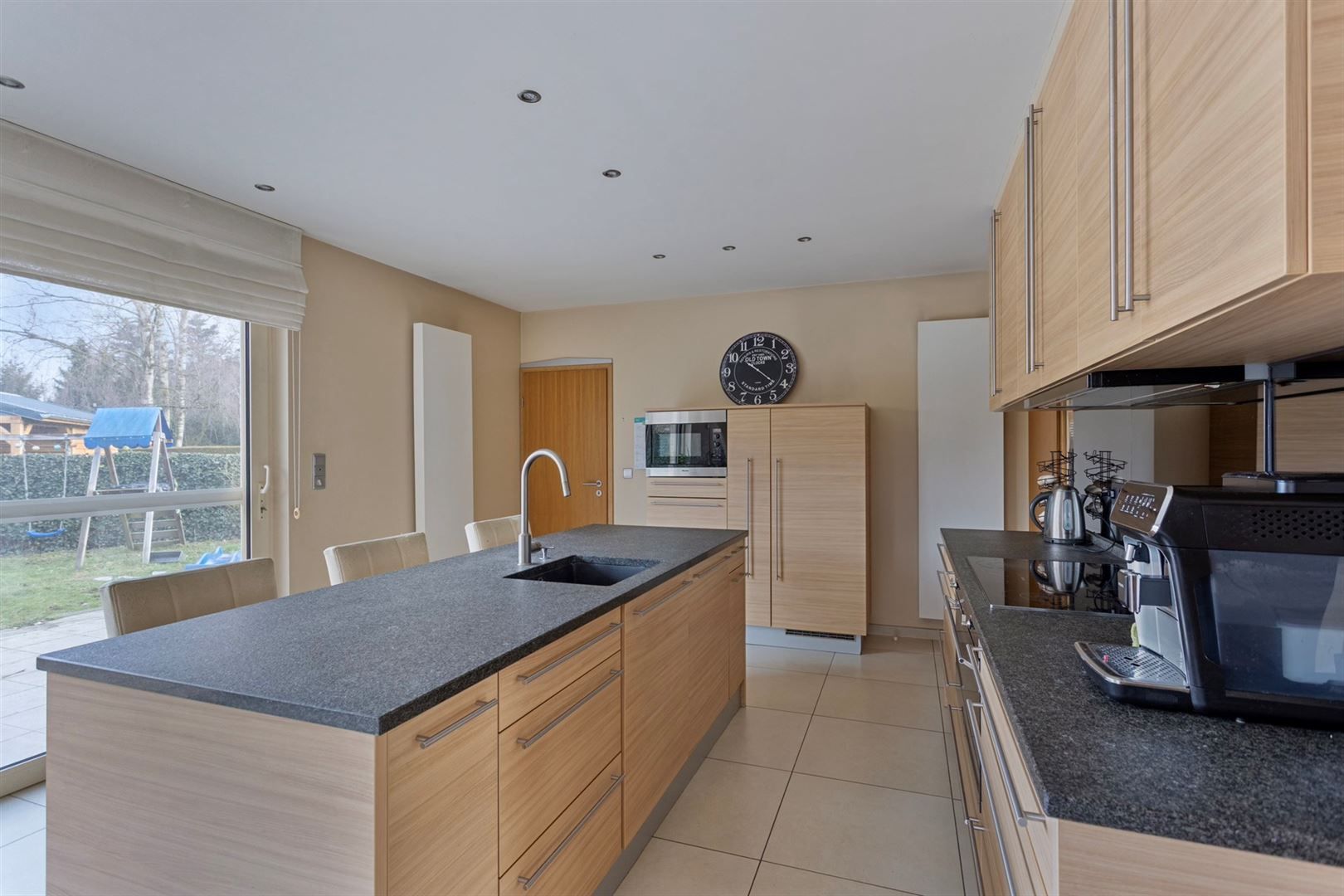 TE KOOP: Ruime woning met praktijkruimte in Maasmechelen! foto 9