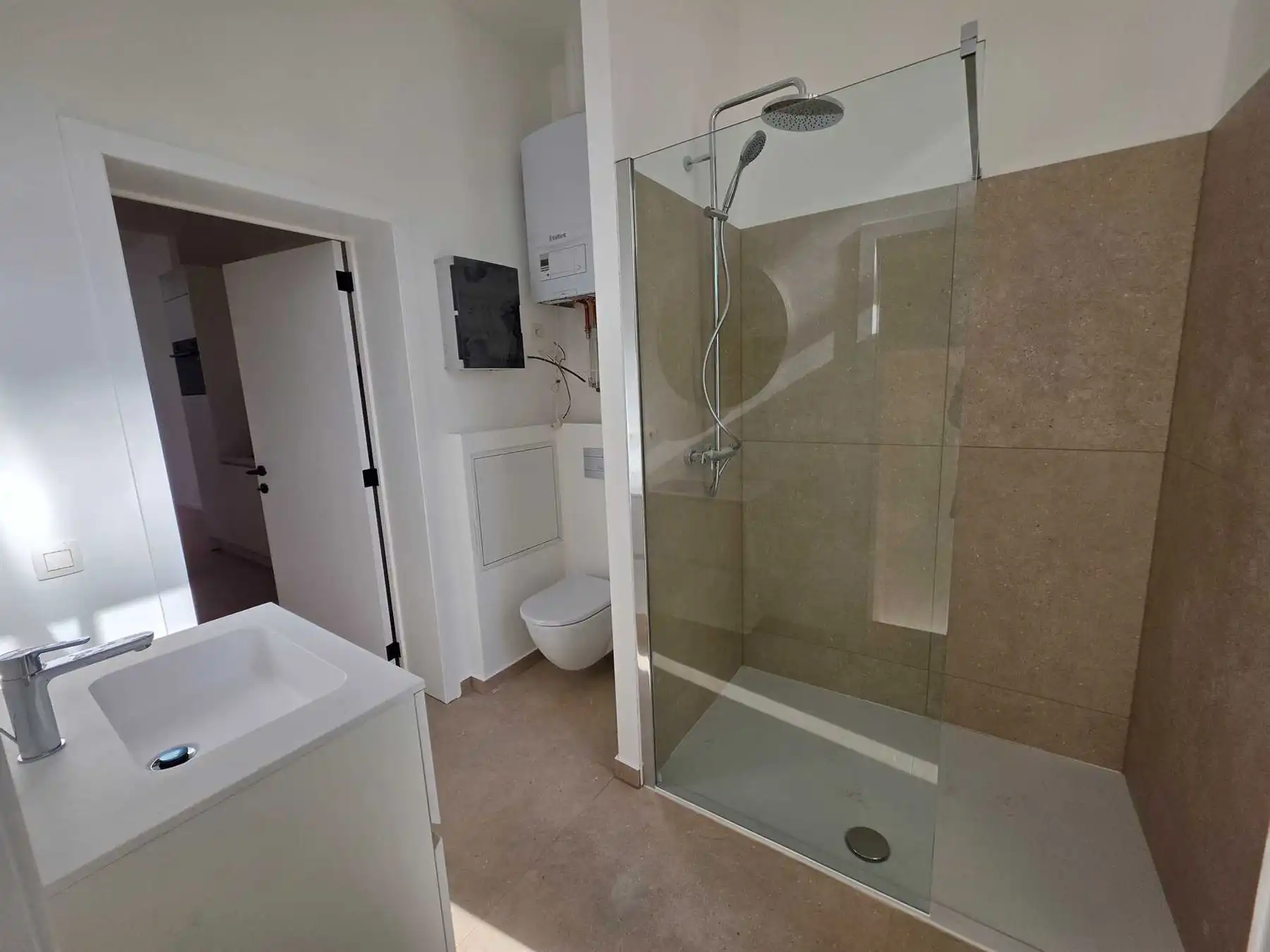 Volledig gerenoveerd appartement met 1 slaapkamer, balkon en terras nabij Zurenborg foto 8
