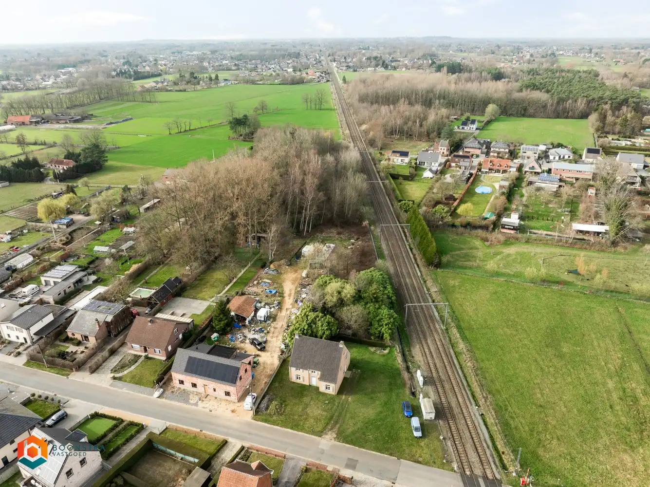 Woning met 4 slaapkamers en achterliggend bos (+-70a) foto {{pictureIndex}}