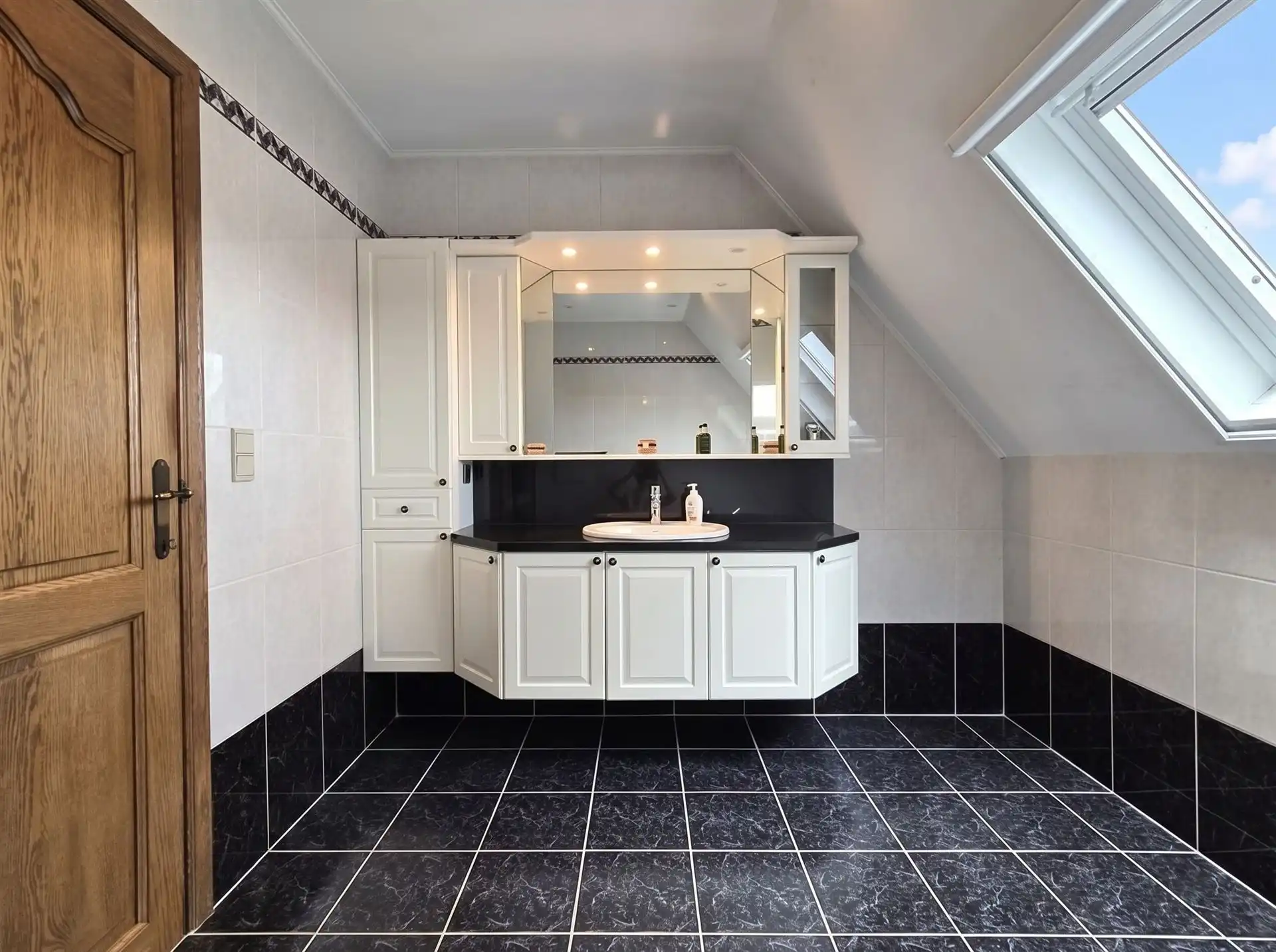 Stijlvolle woning met 4 slks op een perceel van 897m²  foto 9