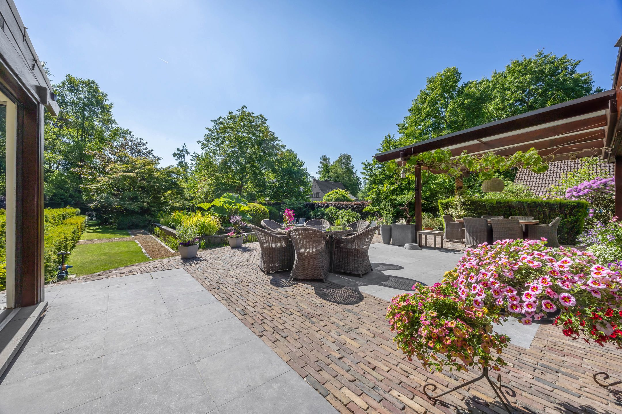 Laagbouwwoning op 2848 m² met Zwemvijver en Prachtige Tuin foto 15