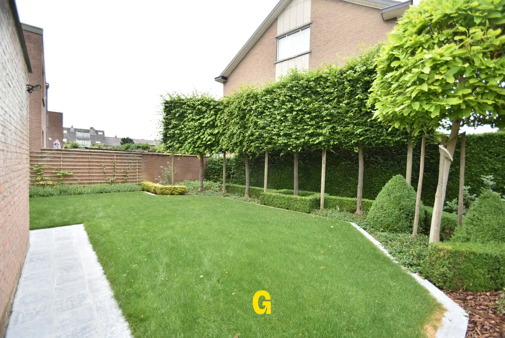 Halfopen woning met drie slaapkamers, tuin en twee garages in hartje Bilzen foto 14