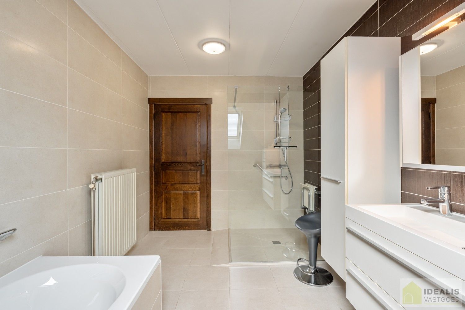 RUIME, INSTAPKLARE EN ENERGETISCH AANGEPASTE WONING VOORZIEN VAN 15 ZONNEPANELEN EN ZONNEBOILER. RIANTE WOONKAMER, KNAPPE KEUKEN, APART BUREEL, APARTE HOBBYRUIMTE, FIJNE WASPLAATS, 4 SLAAPKAMERS, 2 BADKAMERS EN INPANDIGE GARAGE! foto 48