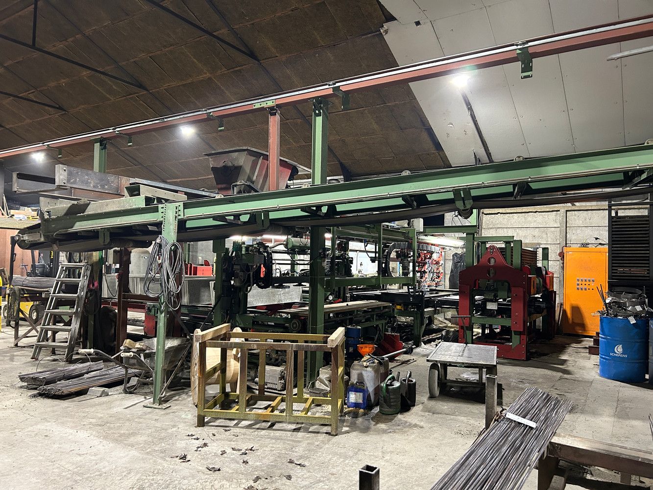 BEDRIJGSPANDEN MET KANTOREN EN MACHINES EN ROLLEND MATERIEEL foto 8