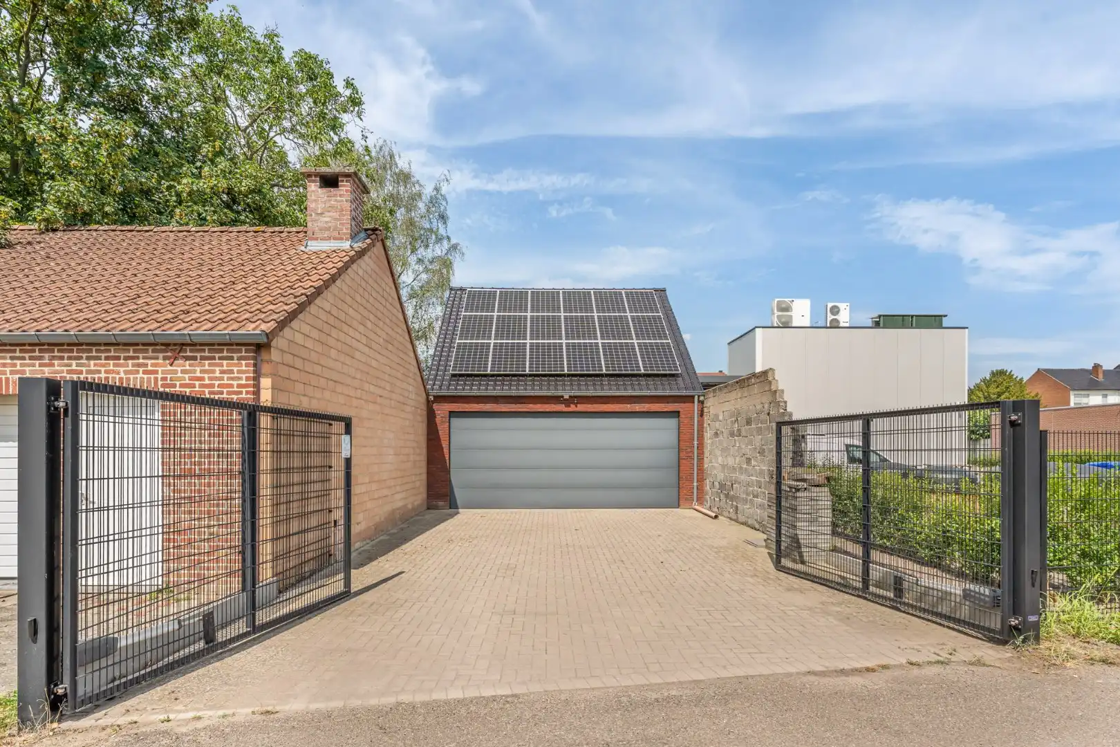 Unieke, hoogwaardig afgewerkte stadswoning op een ruim perceel mét ruime garage bereikbaar langs de achterzijde! foto 41