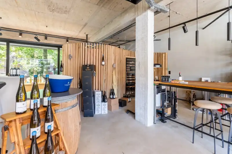 Prachtig handelspand met 2 grote etalages, gratis parking! Toplocatie Patio Donk! foto 10