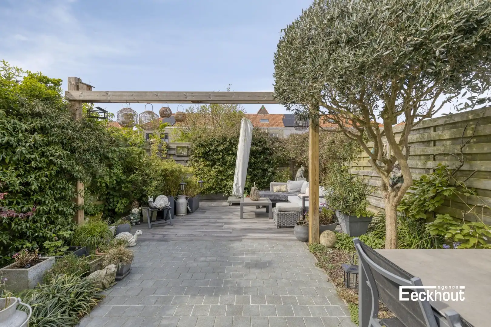 Instapklare woning met handelsruimte en met zonnige tuin! foto 2