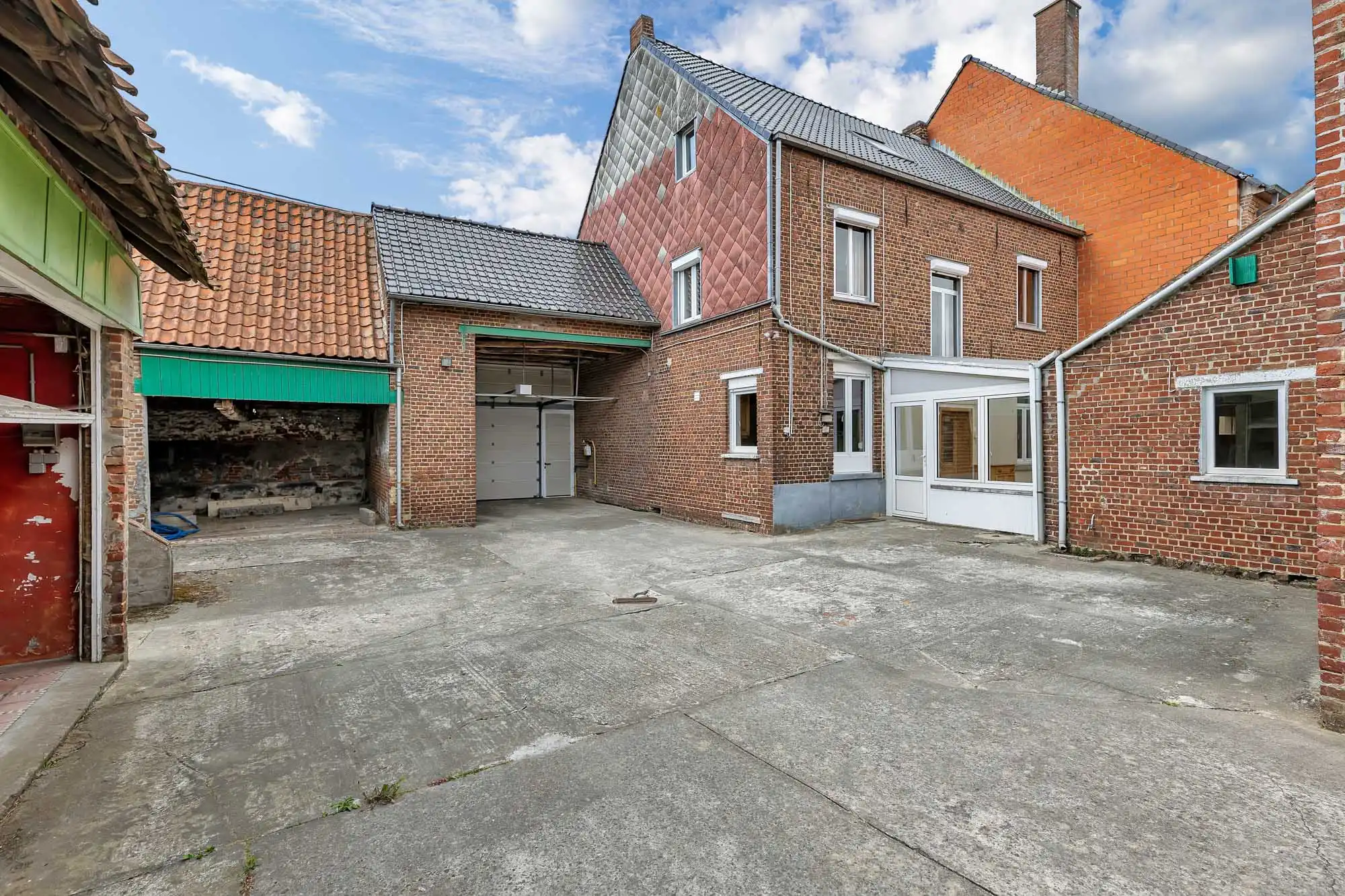 Charmante, te renoveren boerderij met opslagplaats foto 3