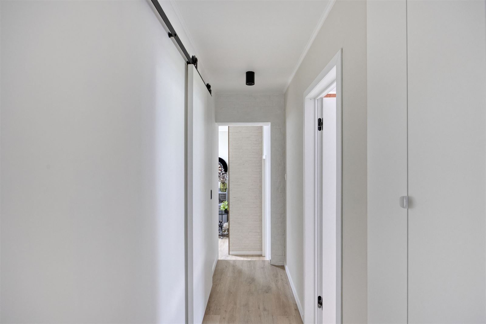 Instapklaar driegevel woning in groene omgeving foto 14