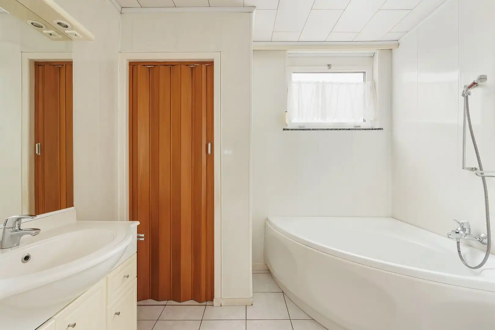 Royale 3-slaapkamerwoning met garage, werkplaats en tuin foto 12