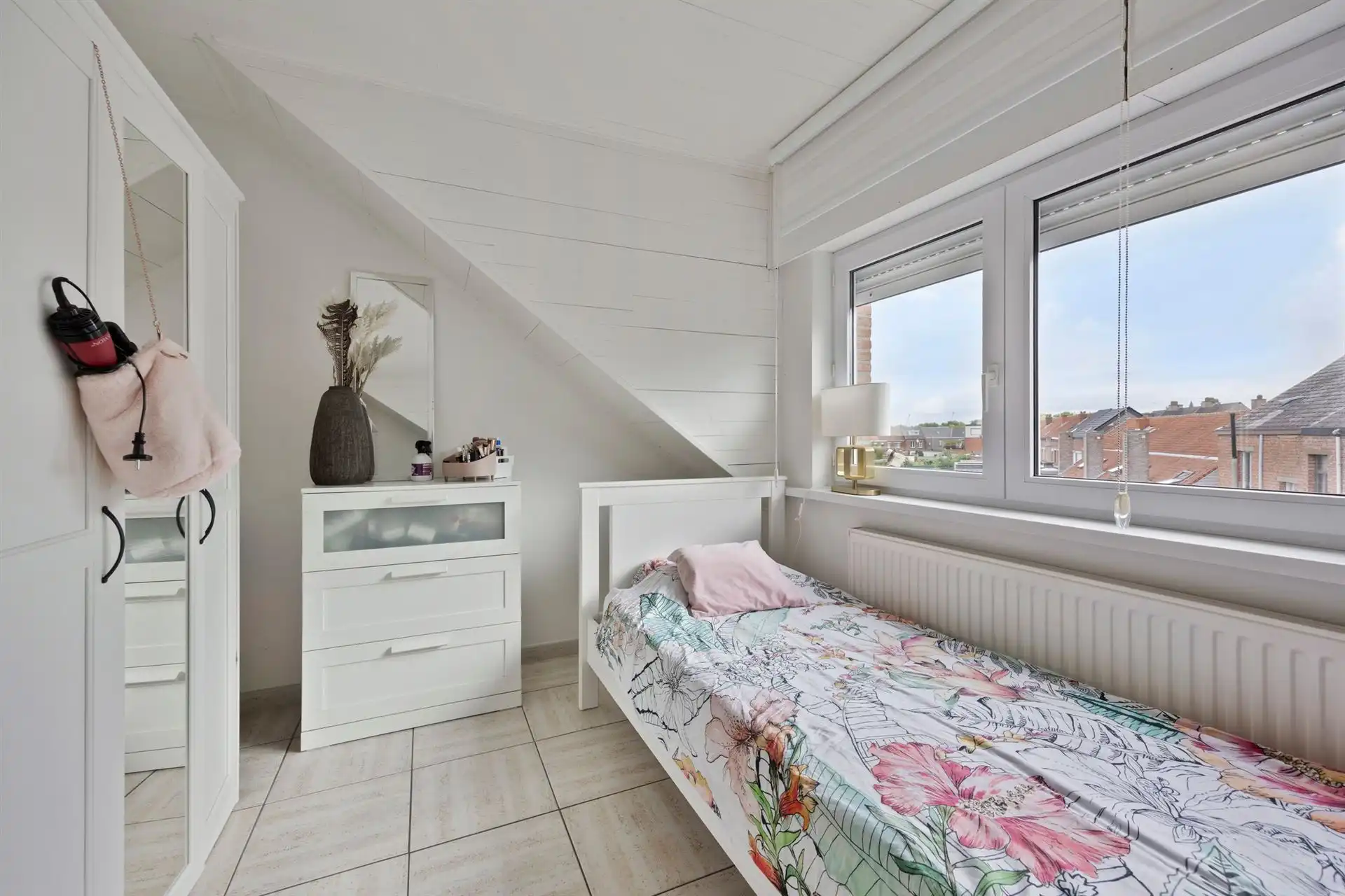 Bel-étage met drie slaapkamers en garage.  foto 16