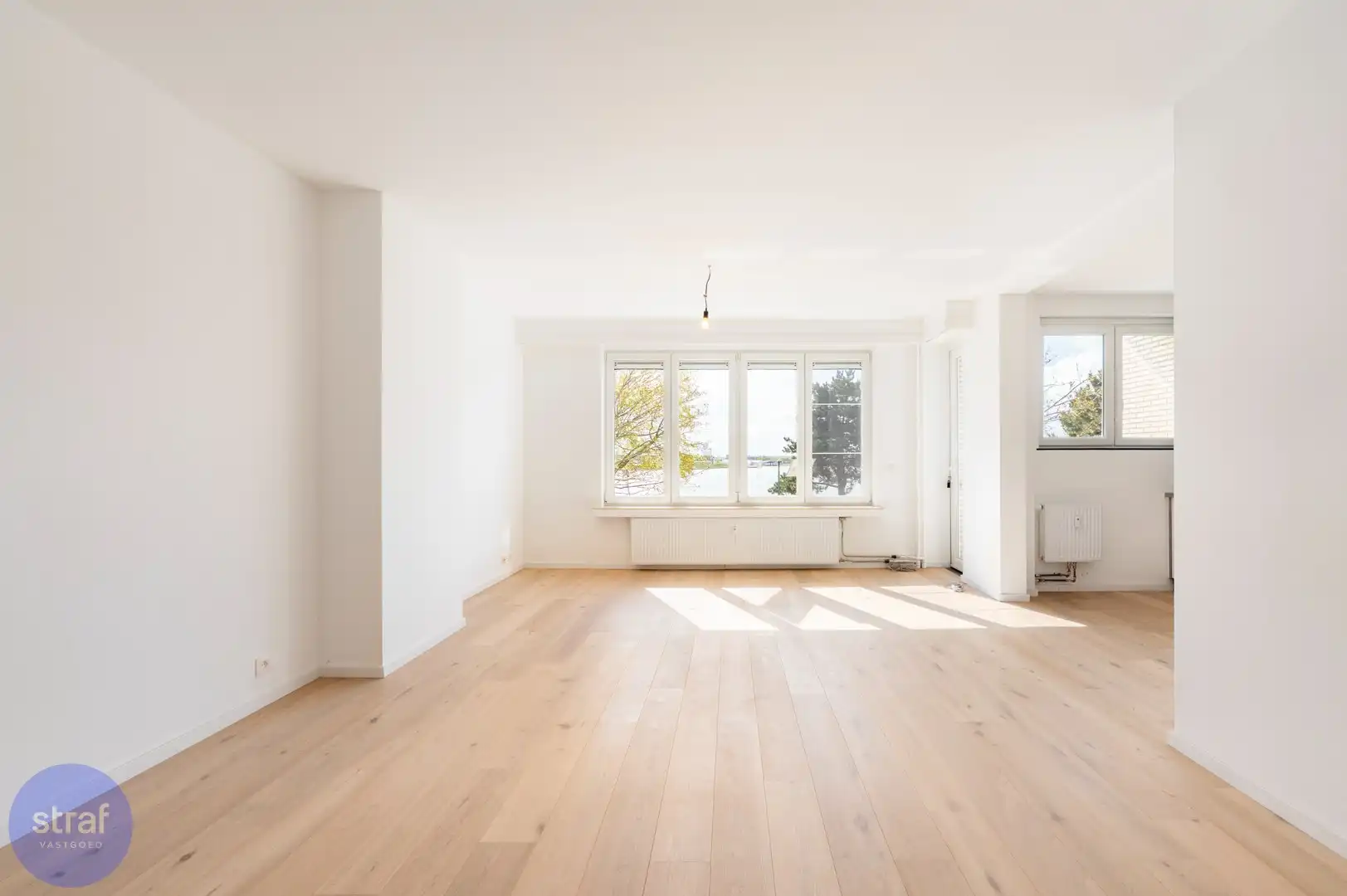 TE HUUR/ Gerenoveerd appartement met 2 slaapkamers, groot terras en zicht op het Galgenweel + 2 kelderbergingen foto {{pictureIndex}}