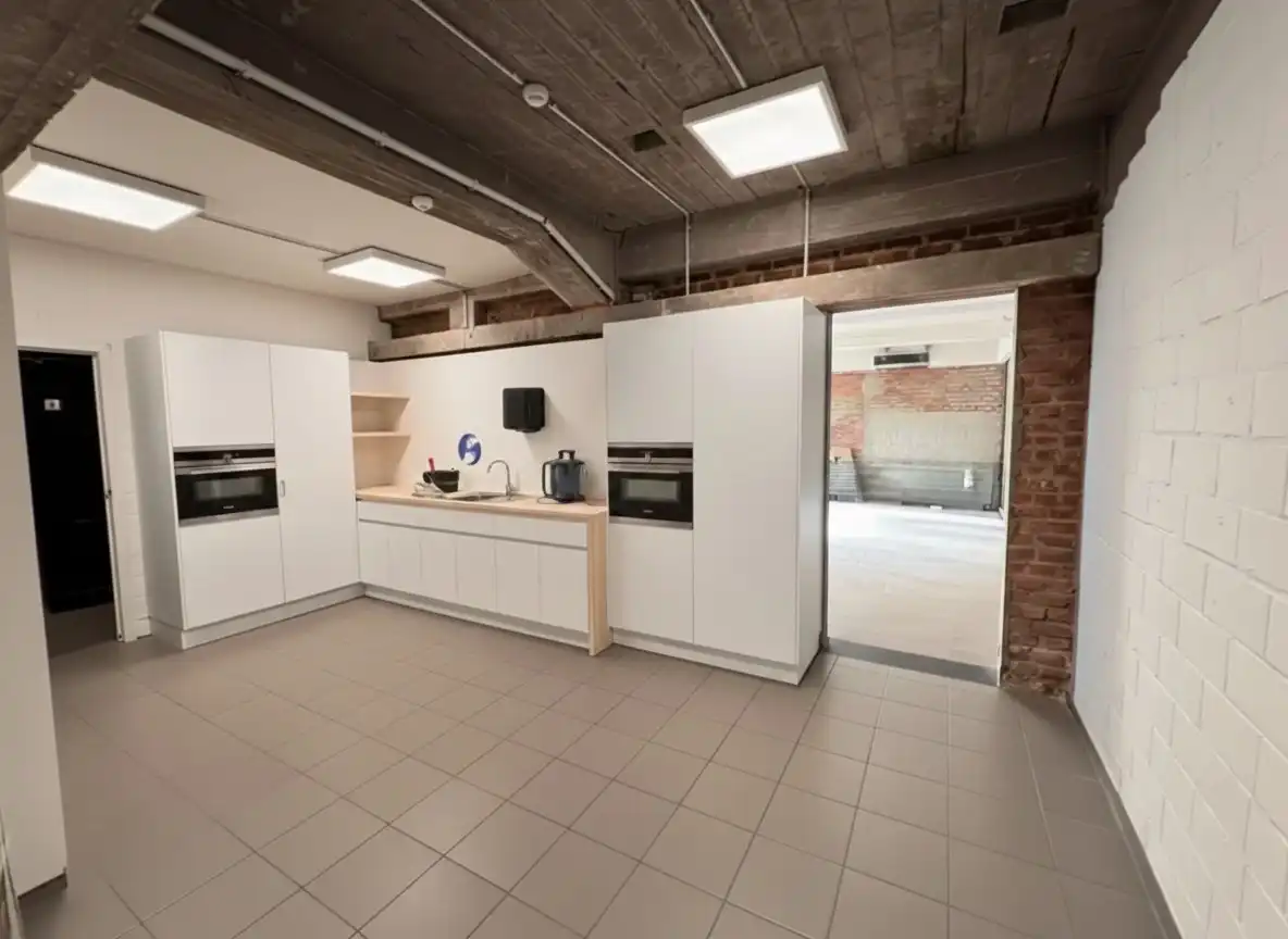 Gelijkvloers loftkantoor van 450m² met parking foto 8