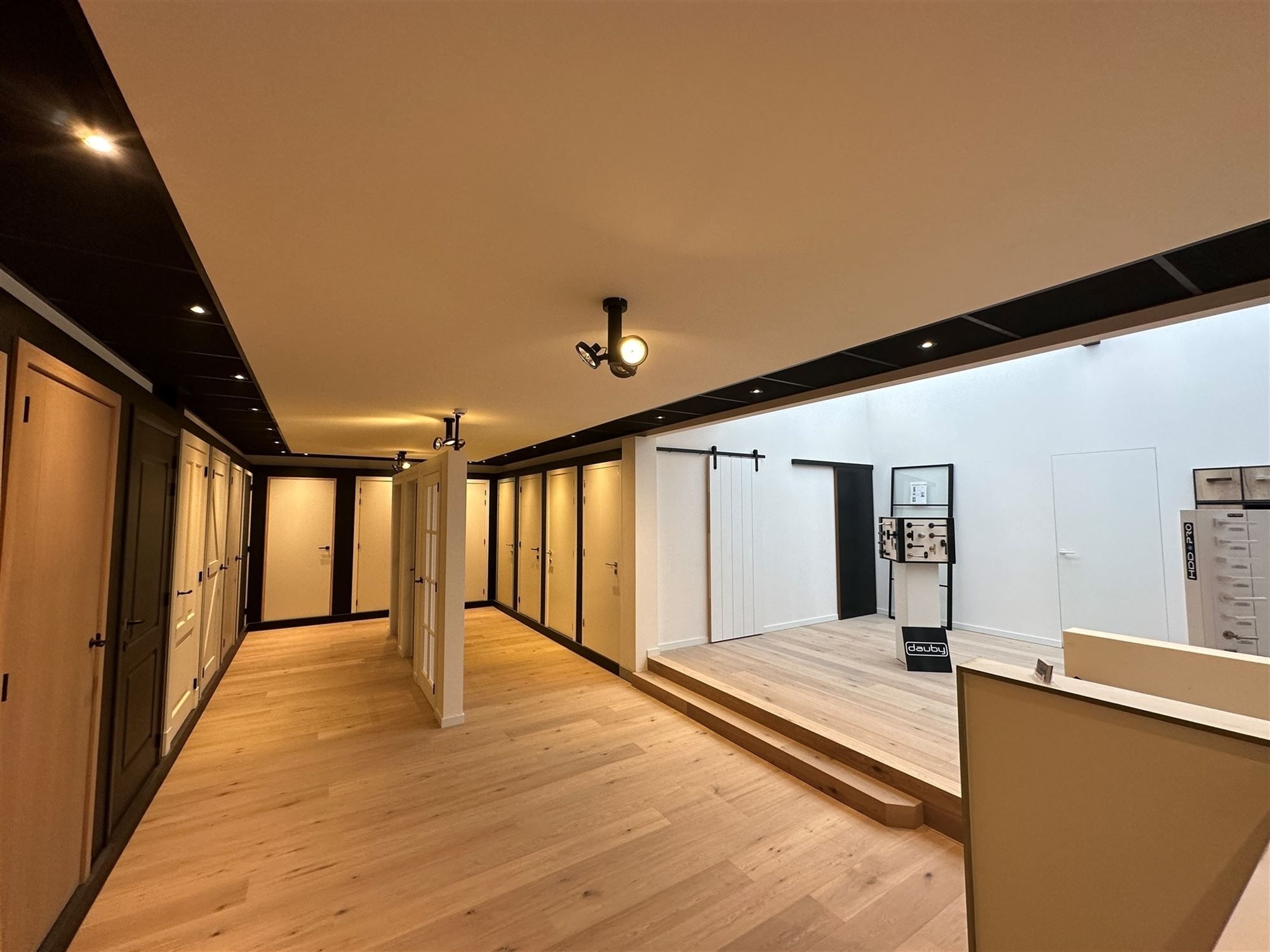 KMO-unit met kantoorruimte en toonzaal foto 6
