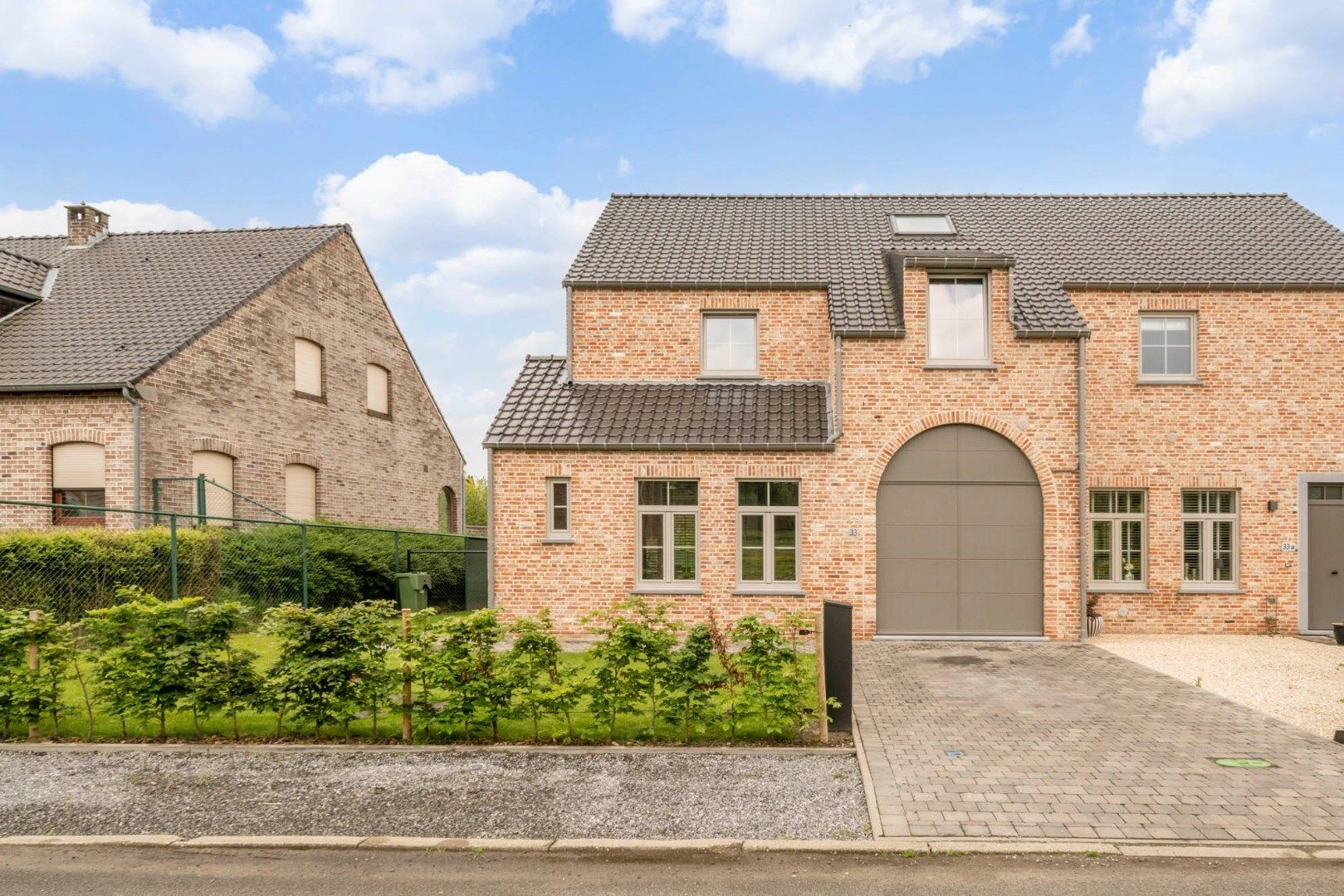 - IN OPTIE - Recent gebouwde BEN woning met 4 slaapkamers en garage op 3a68ca - zeer degelijke afwerking ! foto {{pictureIndex}}