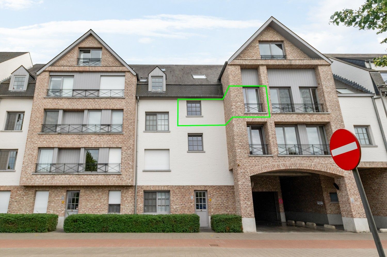Instapklaar appartement met terras en 2 slaapkamers op centrale ligging in Wijnegem foto {{pictureIndex}}