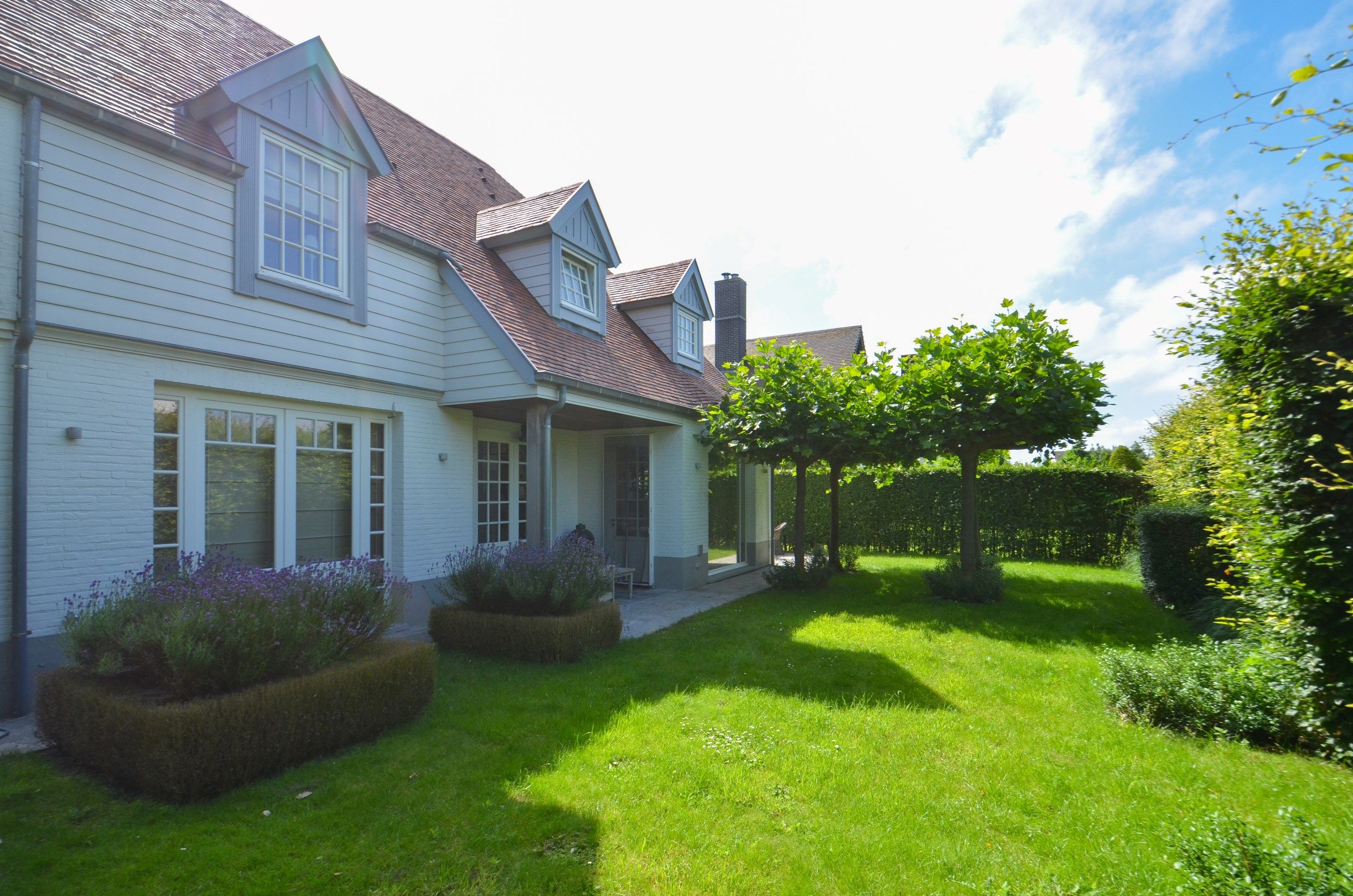 Charmante villa gelegen in een rustige residentiele wijk. foto 14