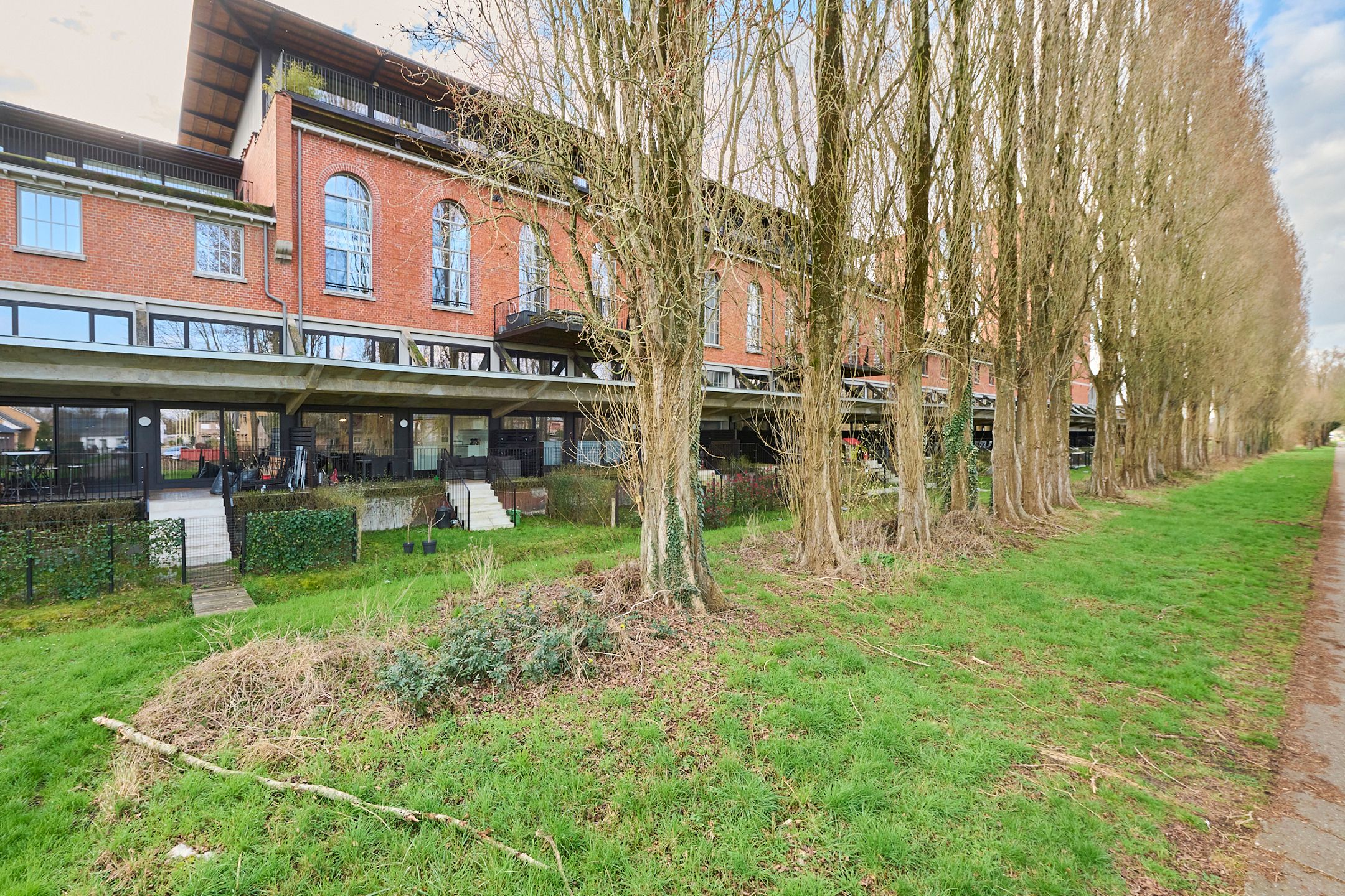 Gelijkvloerse loft met terras en tuin foto 12