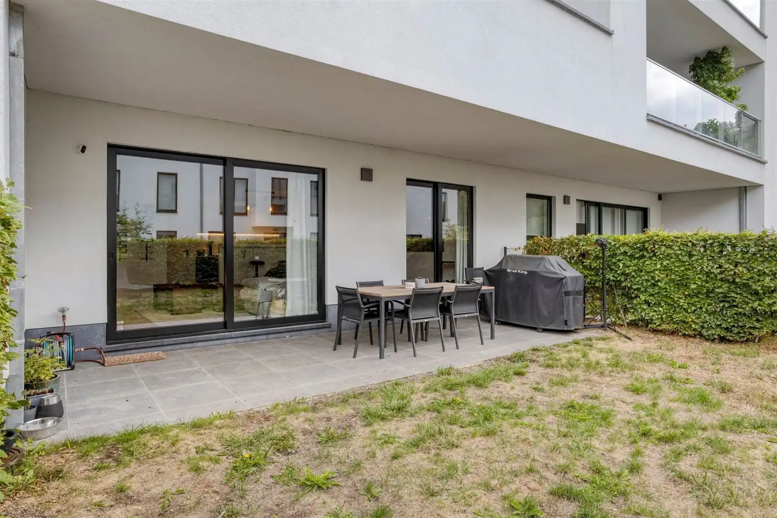 Prachtig recent gelijkvloers appartement met 2 slaapkamers, tuin en parking foto 25