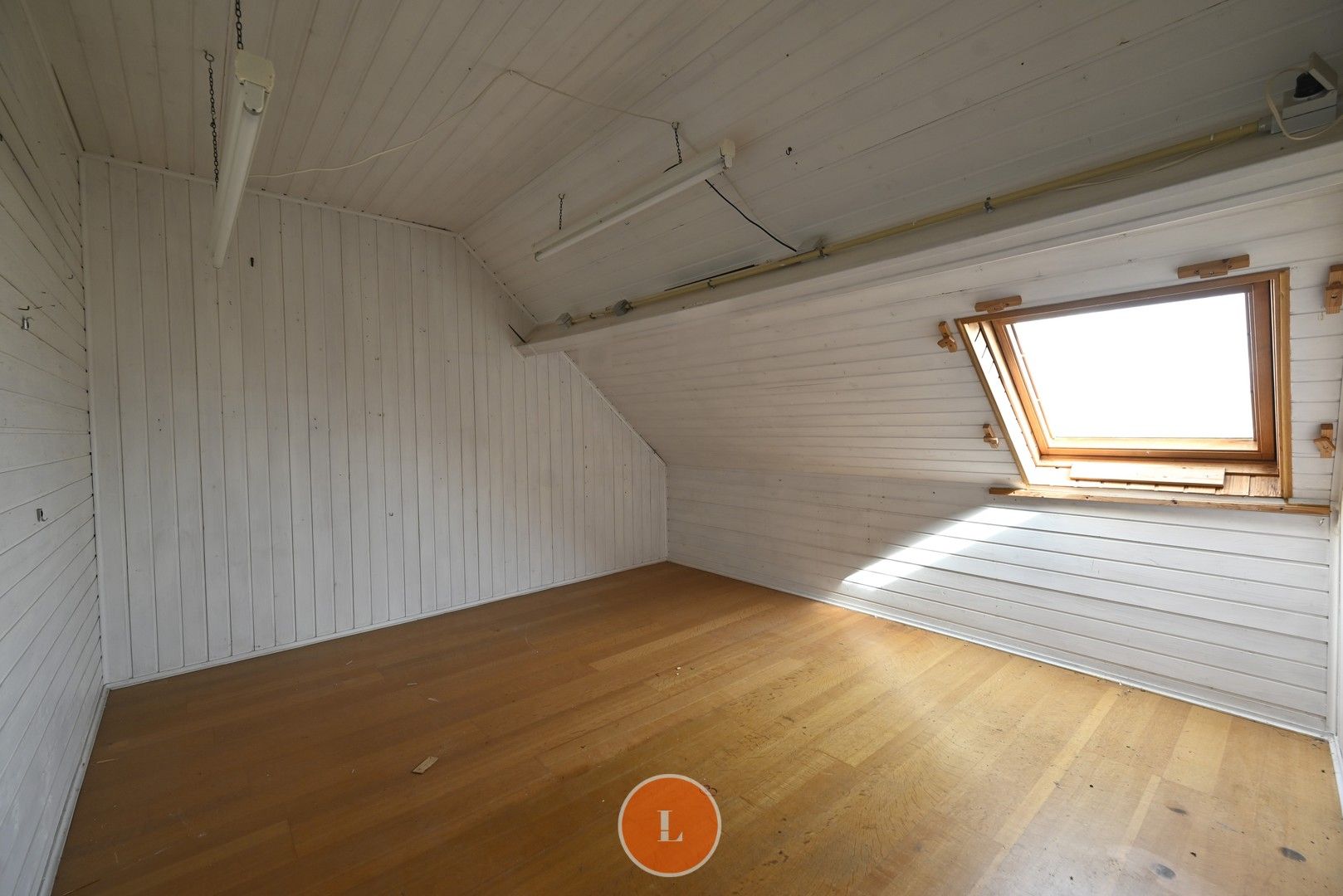 Te renoveren woning met grote garage foto 12