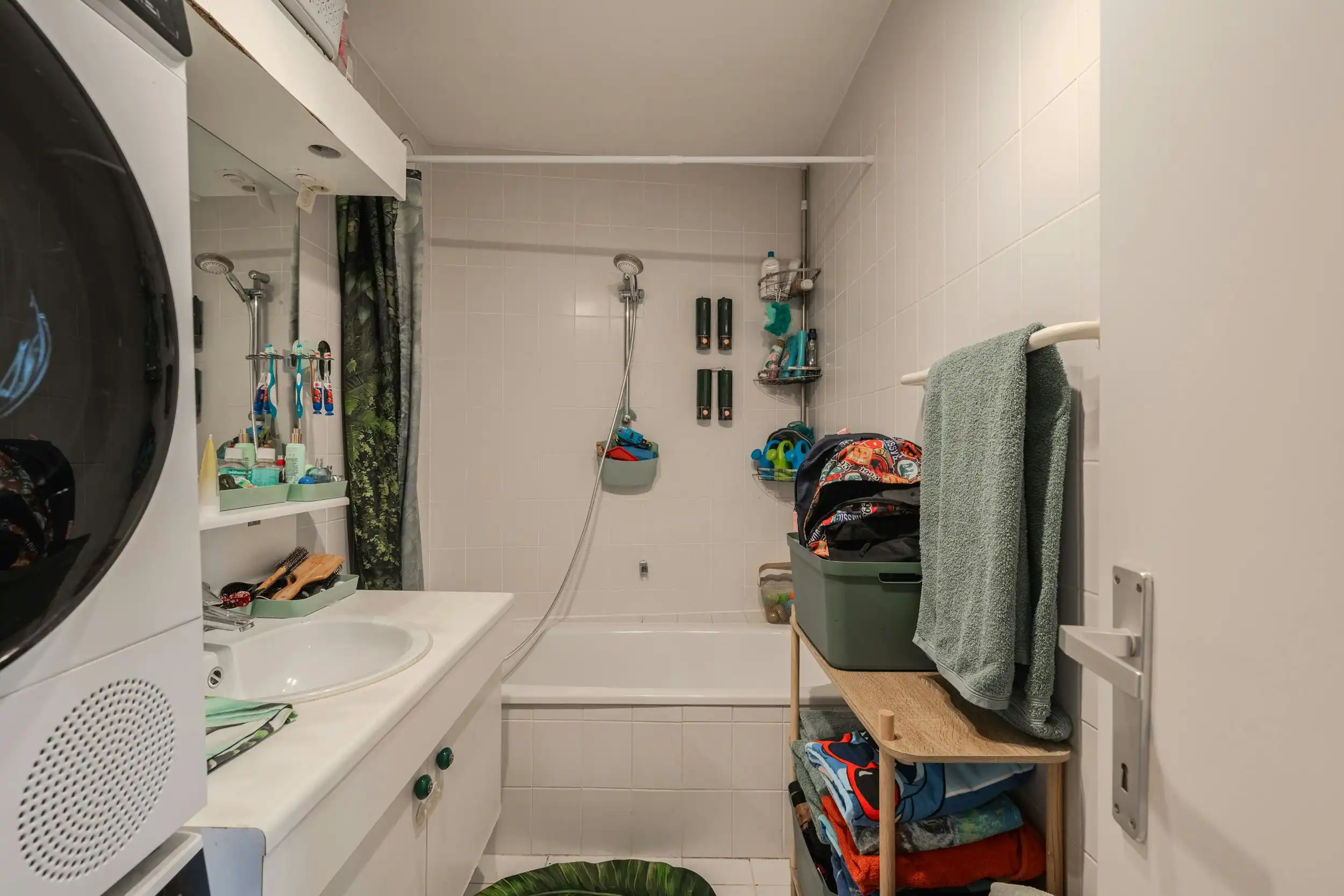 Lichtrijk twee-slaapkamerappartement met terras te Oostende foto 11