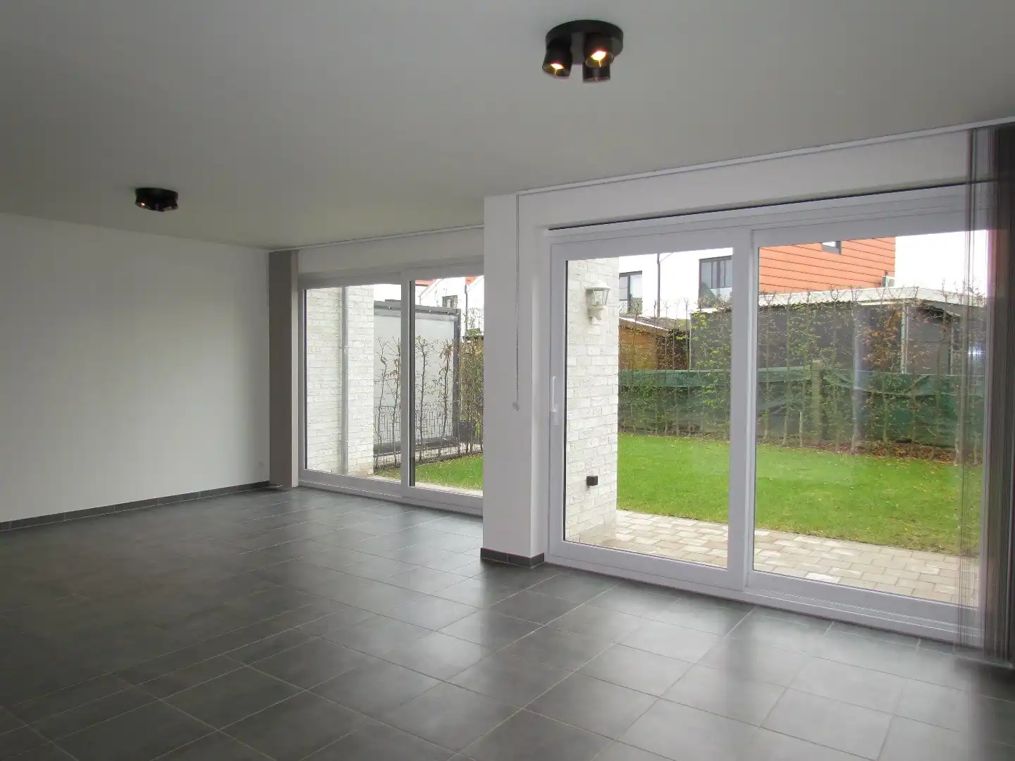 PRACHTIG GELIJKVLOERS MET TERRAS EN TUIN foto {{pictureIndex}}