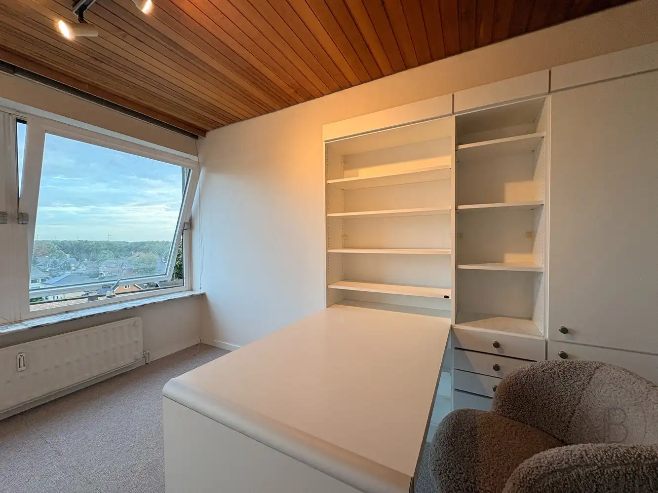 Stijlvol gerenoveerd en bemeubeld appartement met panoramisch uitzicht in hartje Genk foto 11