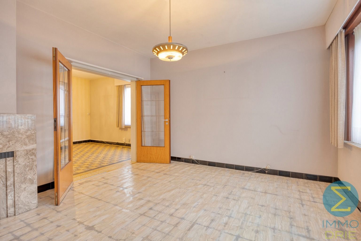 Rustig gelegen te renoveren woning met 3 slpks op 855 m² foto 3