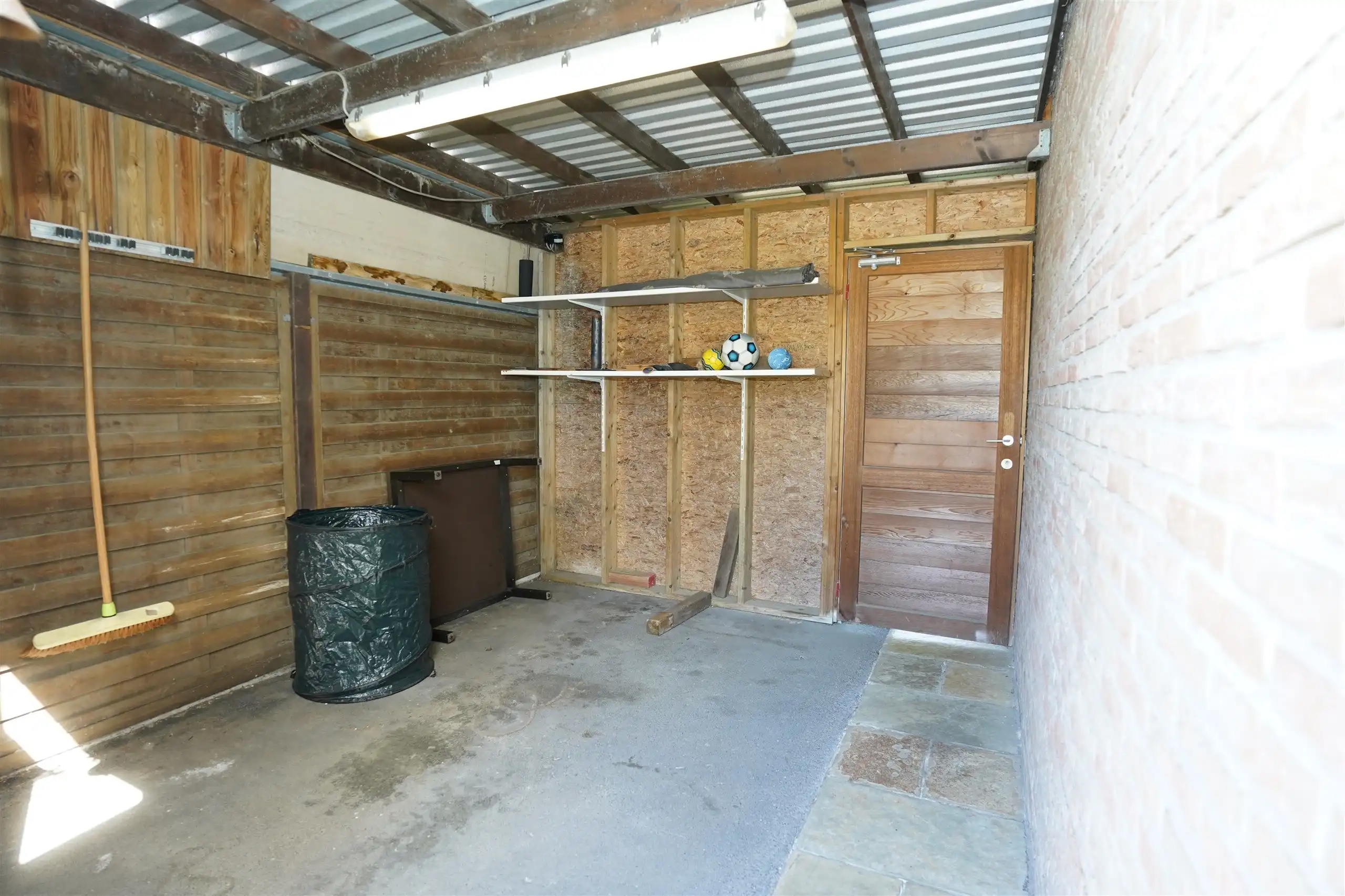 Prettig gelegen halfopen woning met garage en tuin foto 22