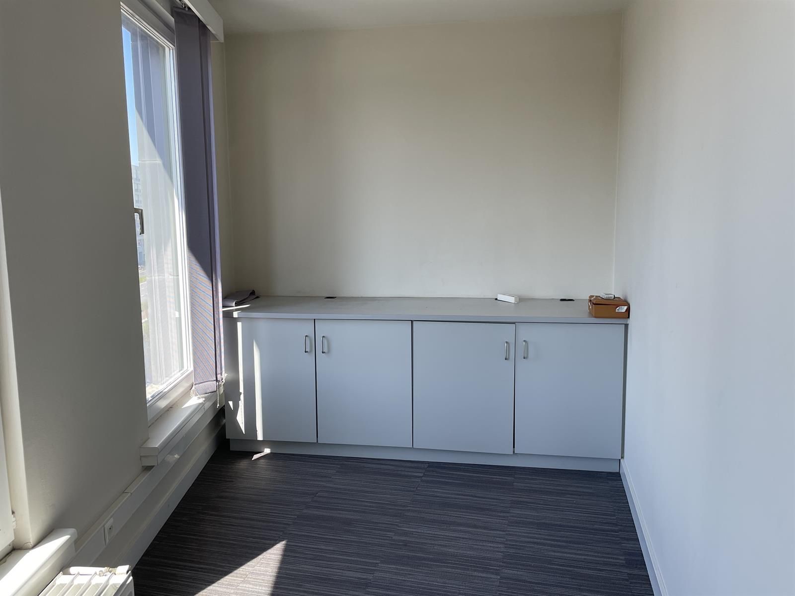 Hoekkantoor te huur met panoramisch uitzicht over de stad foto 9