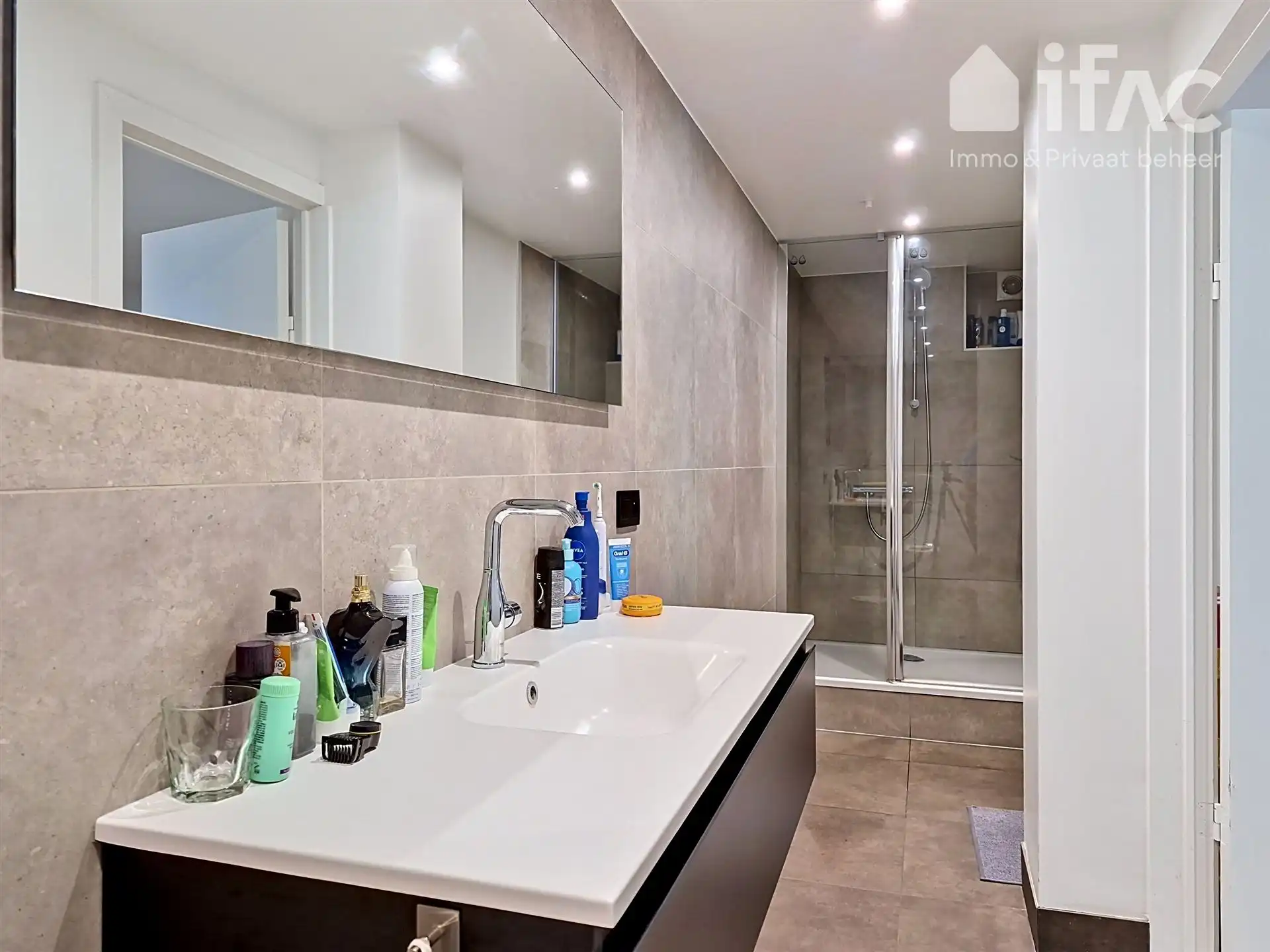 Unieke moderne split-levelvilla met zwembad op 17a83ca foto 29