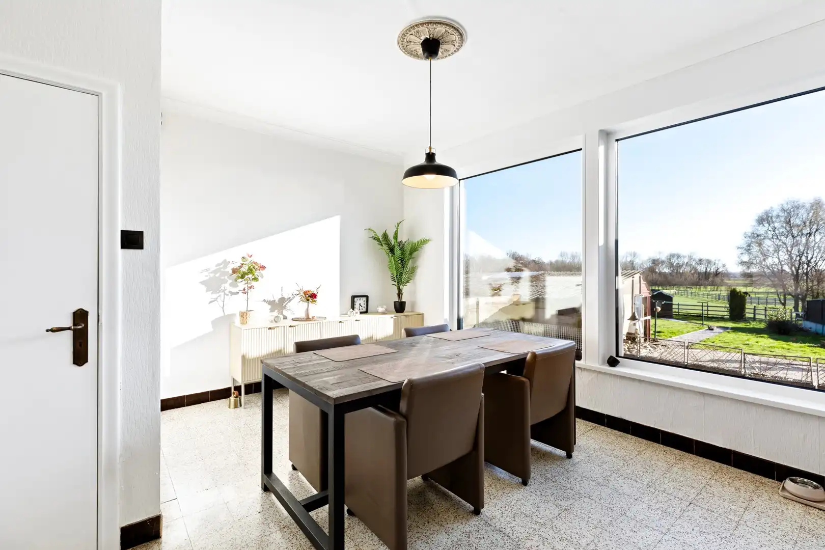 Halfopen bebouwing met landelijke verzichten & 4 slaapkamers foto 2