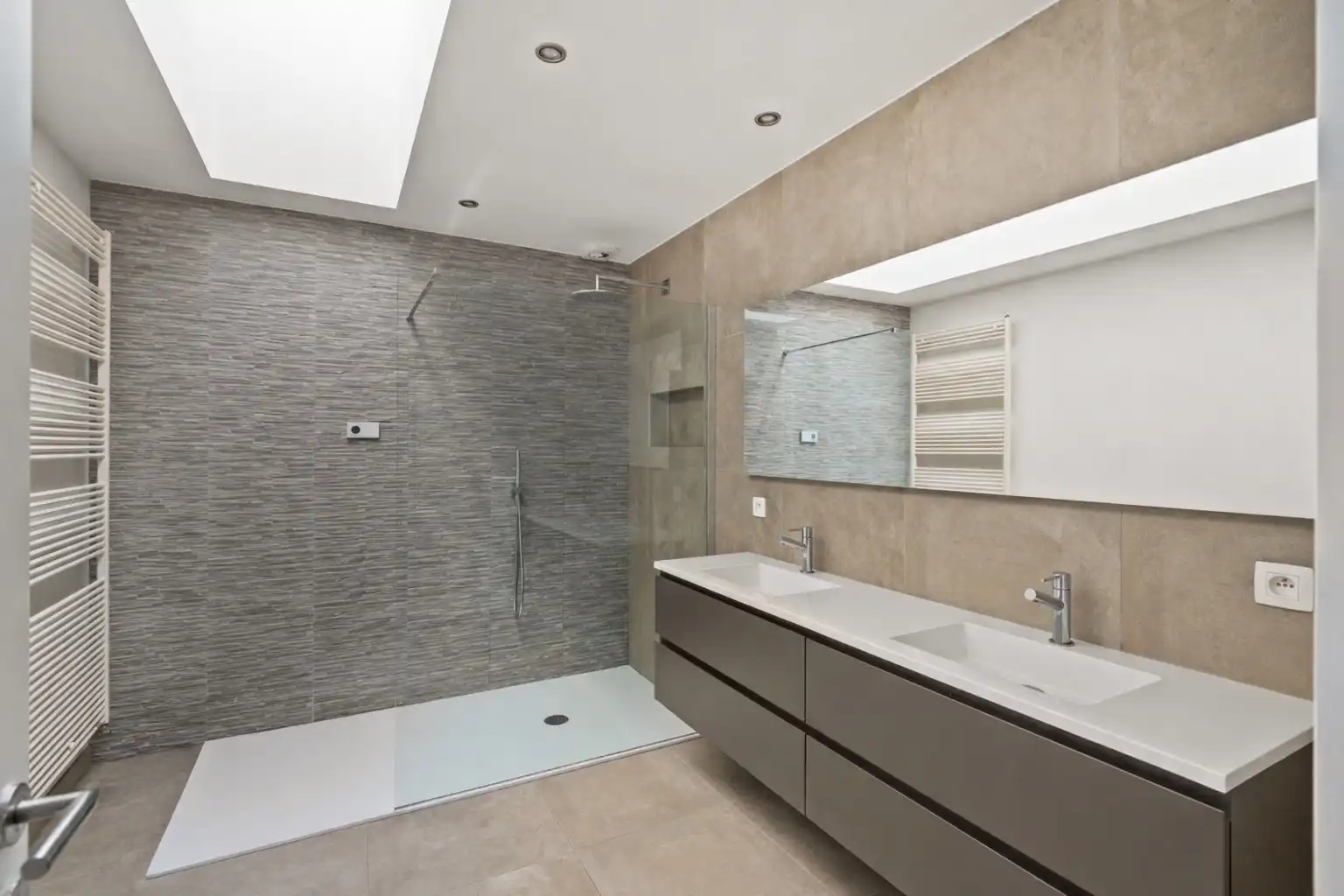 Ruime woning met 5 slpk en grote garage (100 m²) foto 6