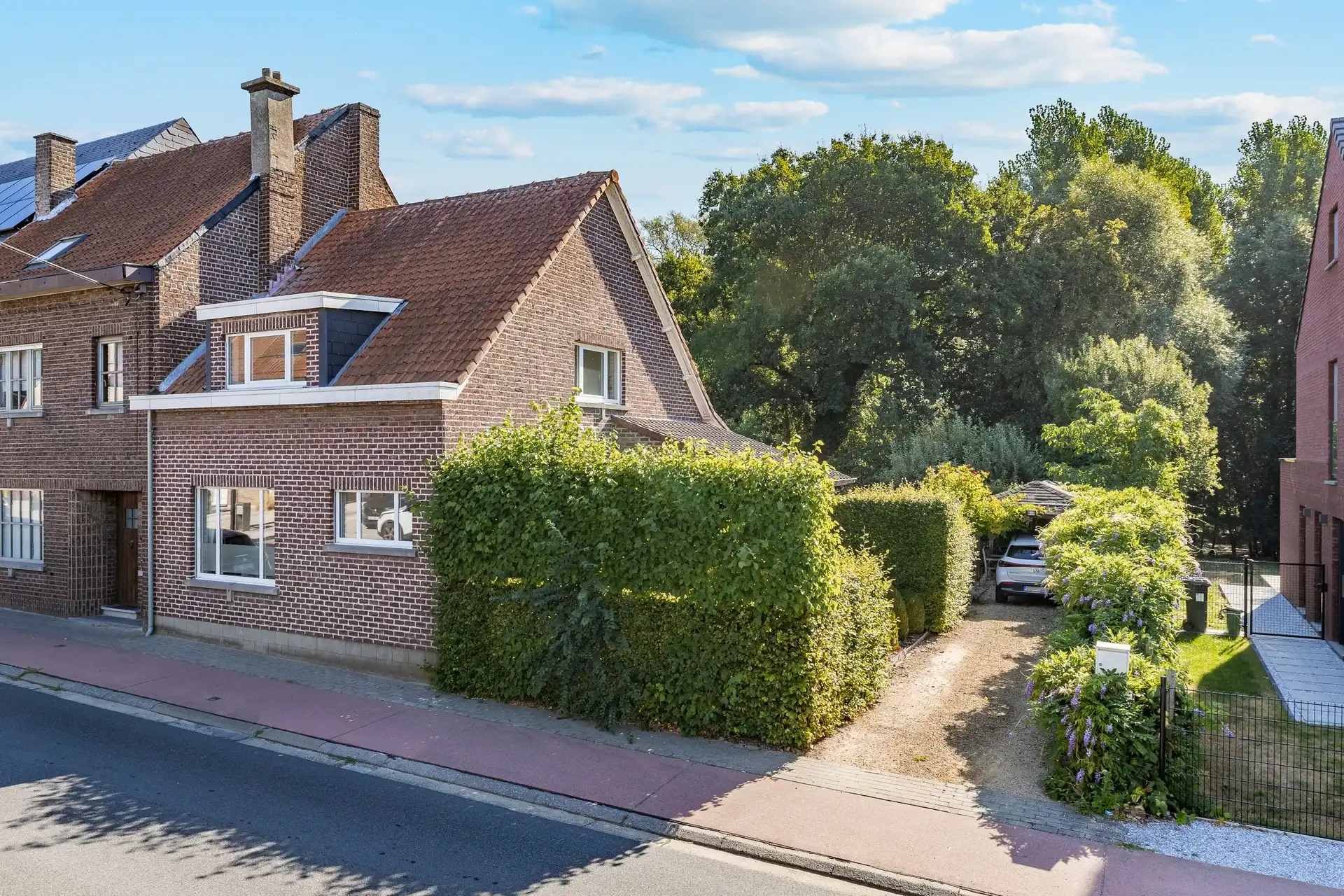 Charmante woning met zuidgerichte tuin en bosrijke omgeving in Affligem foto {{pictureIndex}}