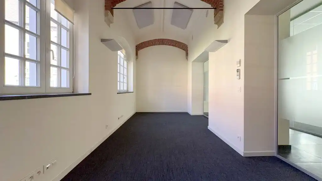 Uniek gelijkvloers kantoor te huur in Capucienenklooster te Aalst foto 4