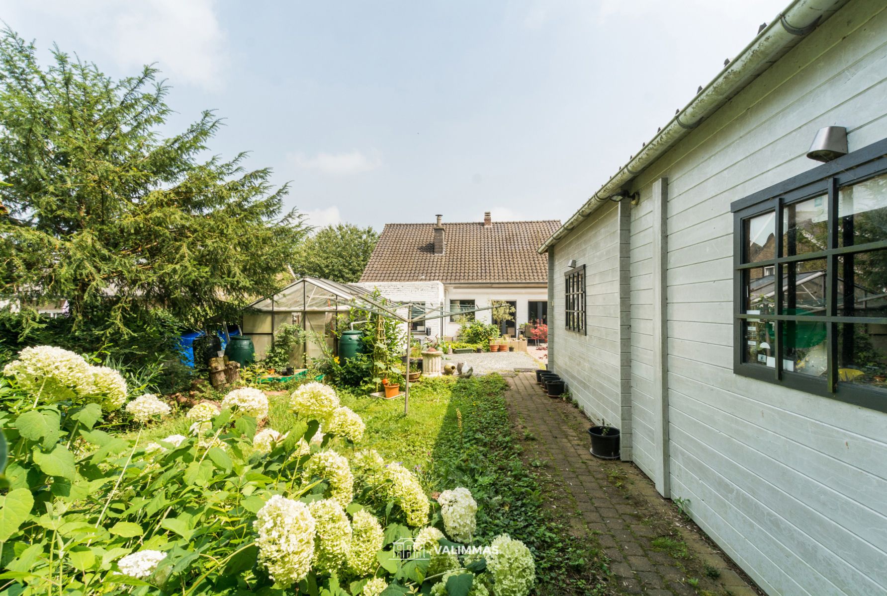 Ruime, verzorgde & instapklare woning OB met garages en tuin foto 9