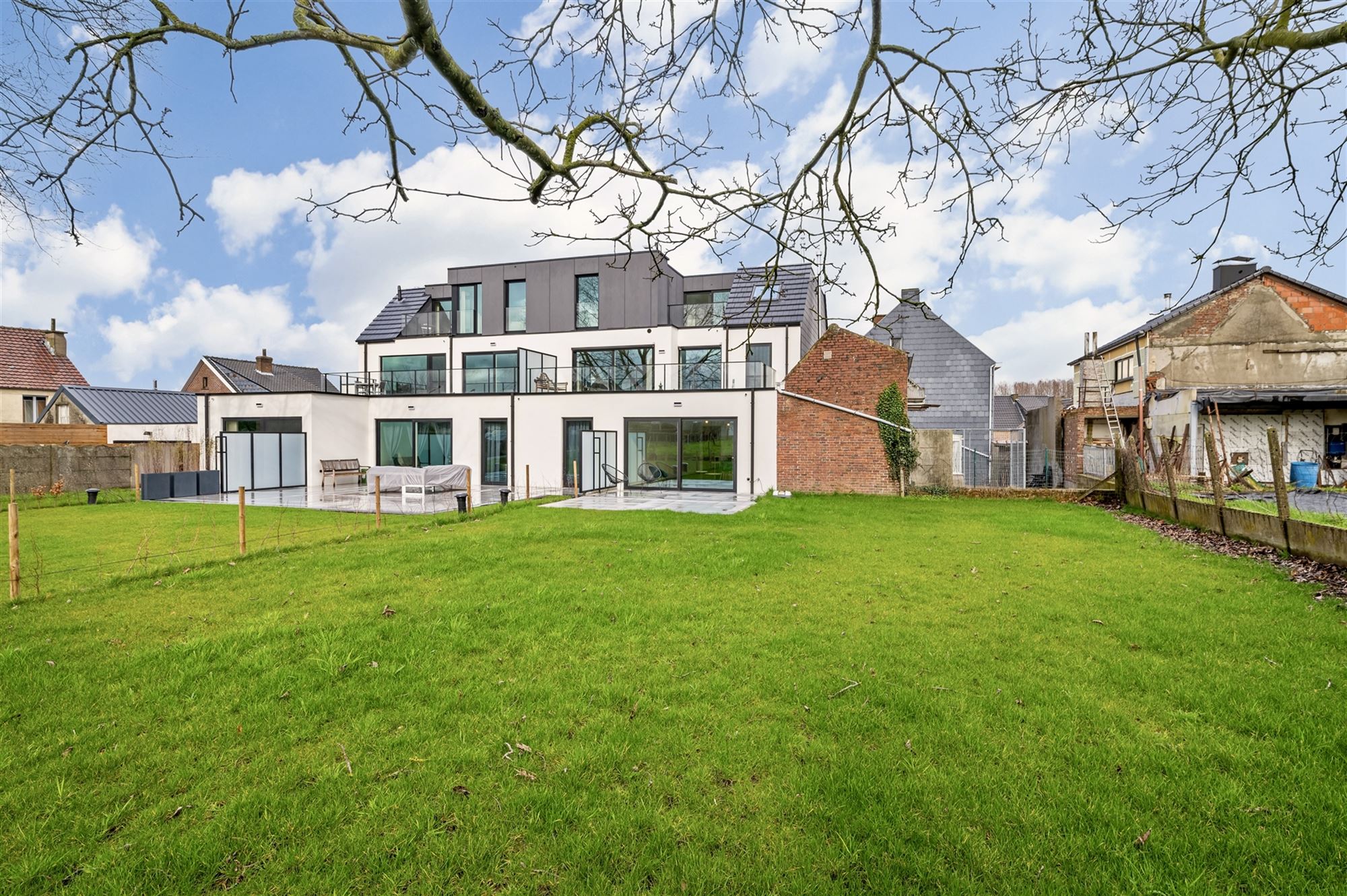 Knap nieuwbouw appartement met 2 slpks, terras en tuin foto 21