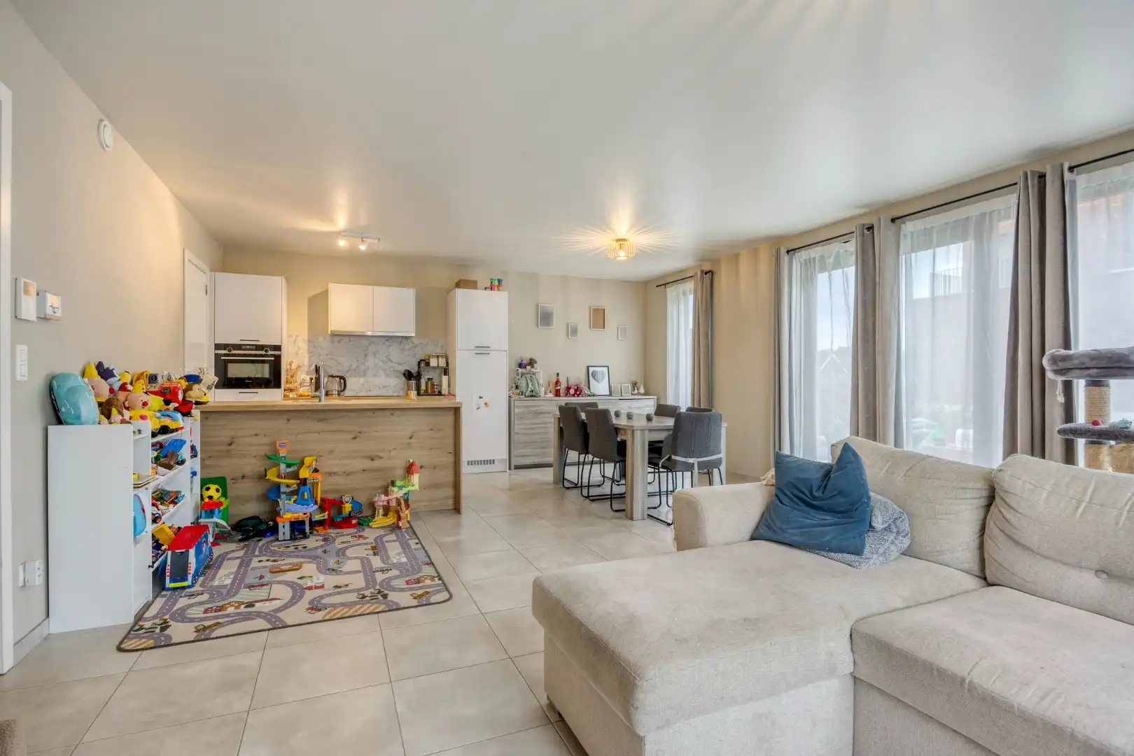Recent (2023) gelijkvloers hoekappartement met 2 slpks en autostaanplaats te OLV Olen ! foto 3