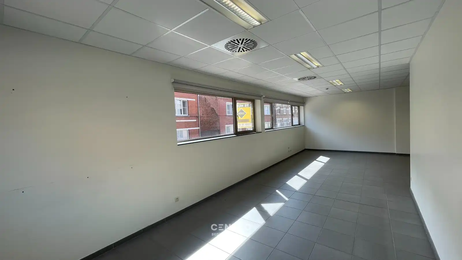 VOLLEDIG VERNIEUWDE en instapklare KANTOORRUIMTE op gelijkvloers (± 55m²)  met UITSTRALING op de markt van Knesselare! Ruime parkeergelegenheid langs de openbare weg. foto 3