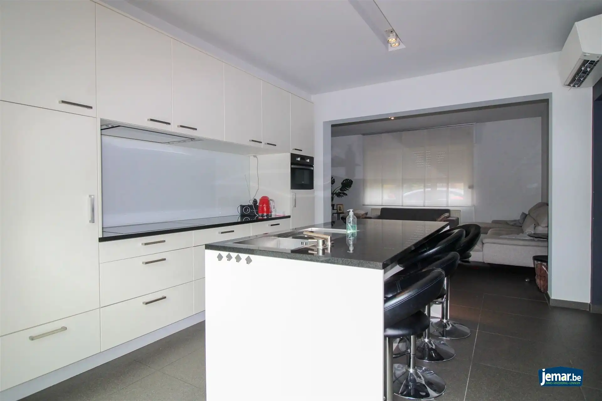 Instapklare en energiezuinige gezinswoning met 5 slaapkamers, zwembad en topligging in Rekem – comfort en ruimte verzekerd! foto 5