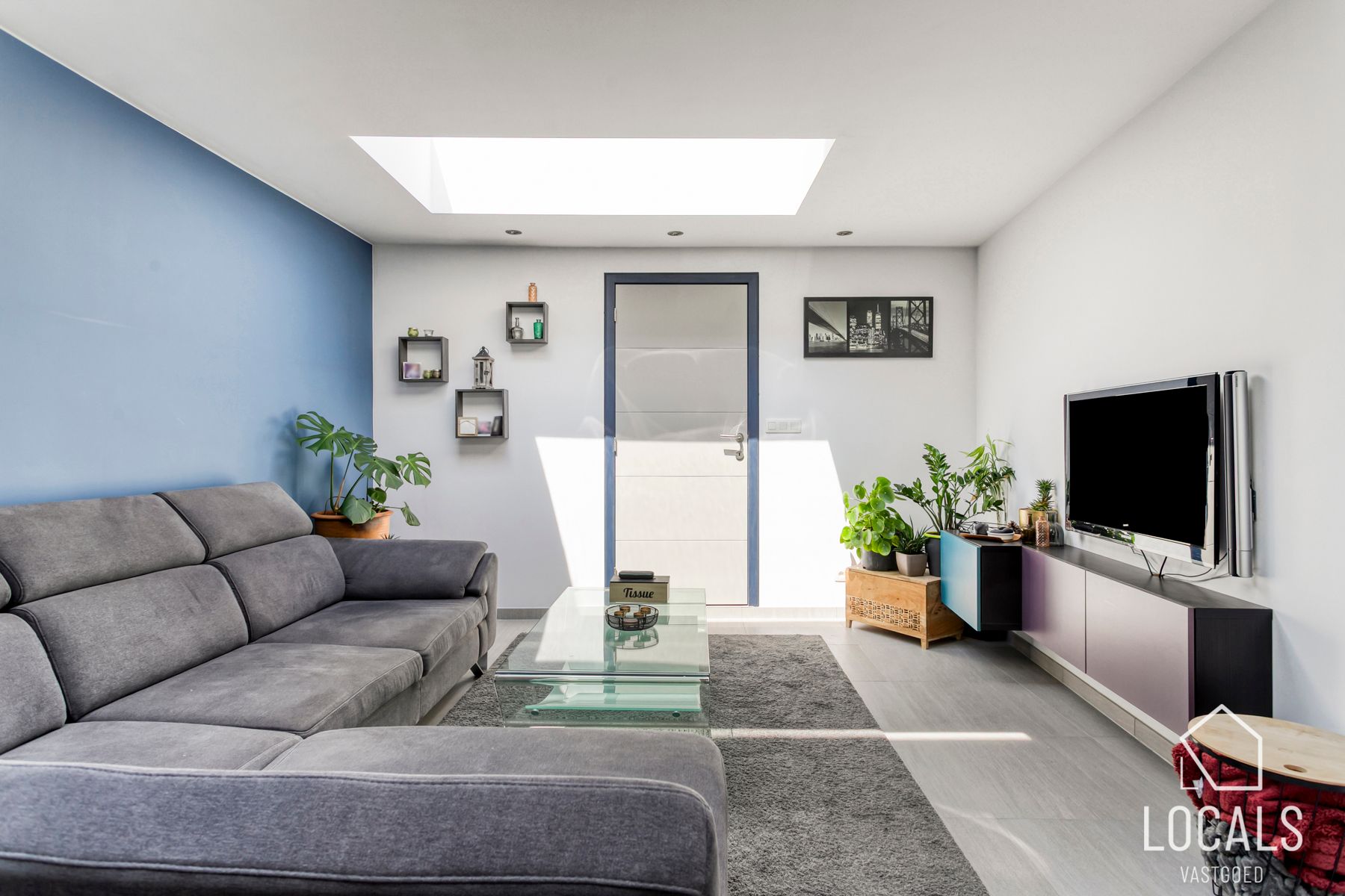 Mooie gerenoveerde woning met ruime garage in hartje Okegem foto 5