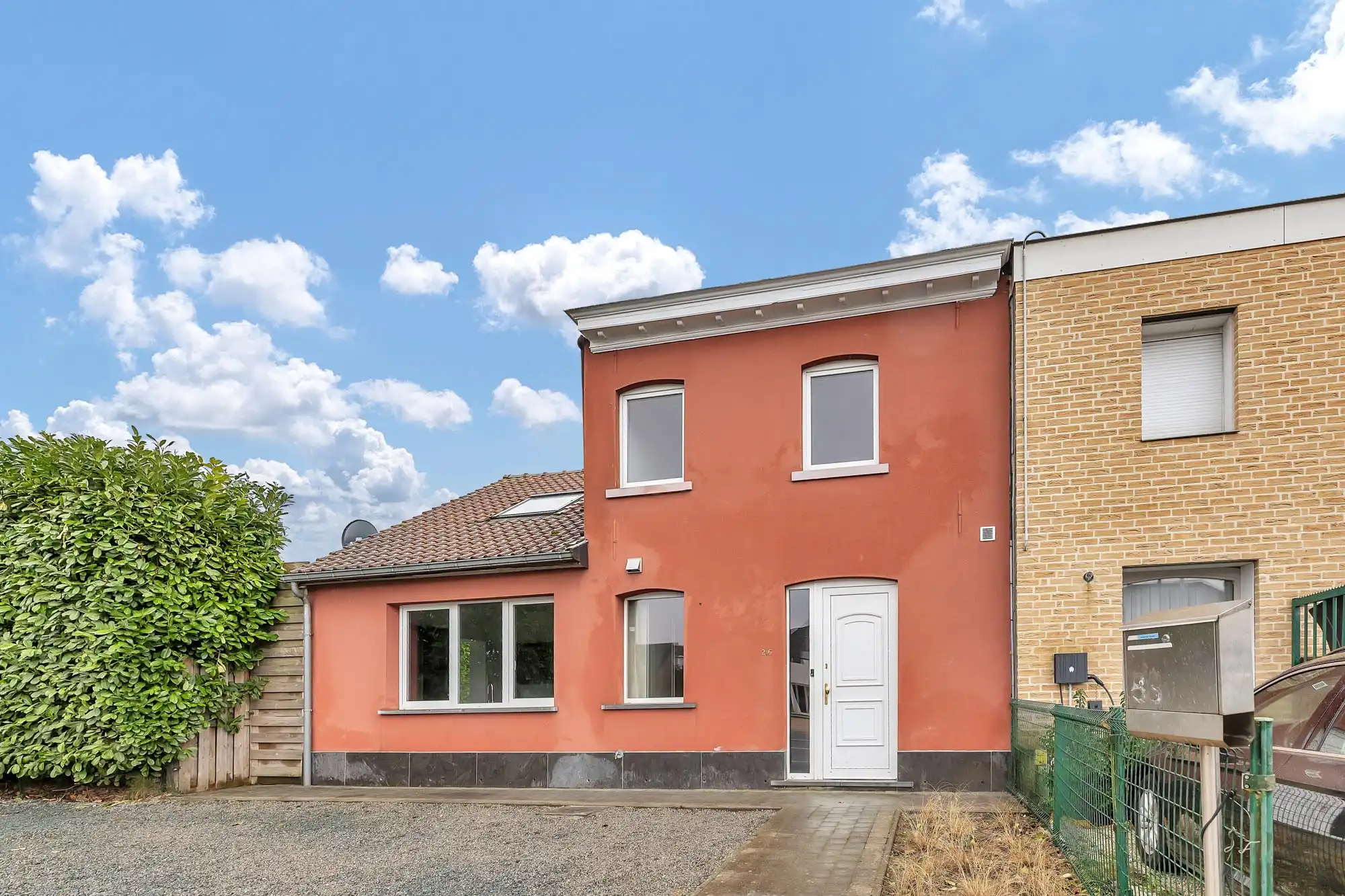 Hoofdfoto van de publicatie: Instapklare driegevel in Lennik te koop