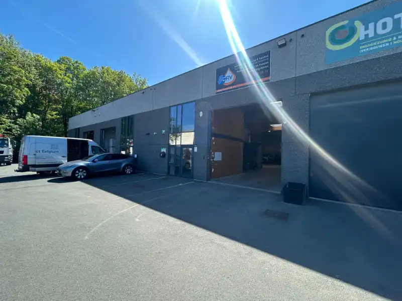 Instapklare KMO-unit met kantoren (±355 m²) op topligging foto 2