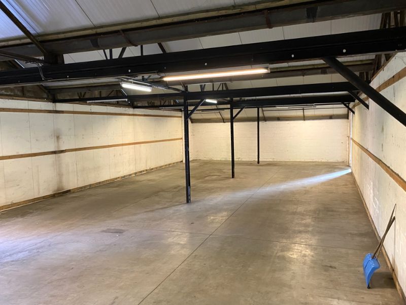 Ruim magazijn (550m²) met buitenruimte achteraan foto 3