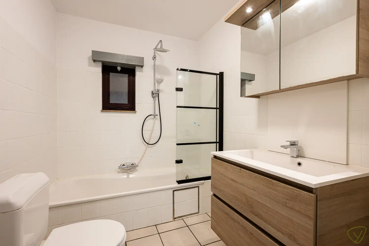 Ruim gelijkvloersappartement met private garage in de Kaaistraat! foto 10