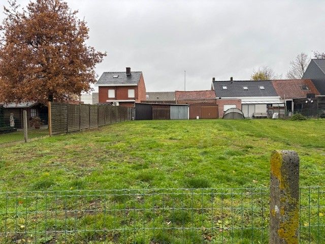 Bouwgrond (LOT 1) voor gesloten bebouwing met uitweg achteraan (totale oppervlakte 380m²) foto {{pictureIndex}}