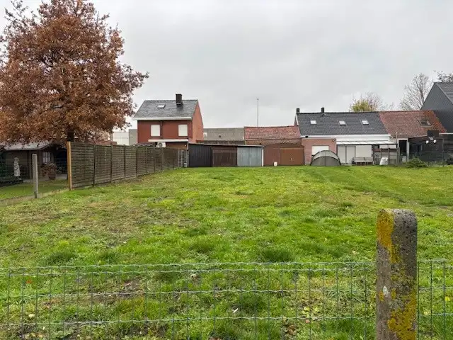 Bouwgrond (LOT 1) voor gesloten bebouwing met uitweg achteraan (totale oppervlakte 380m²) foto {{pictureIndex}}