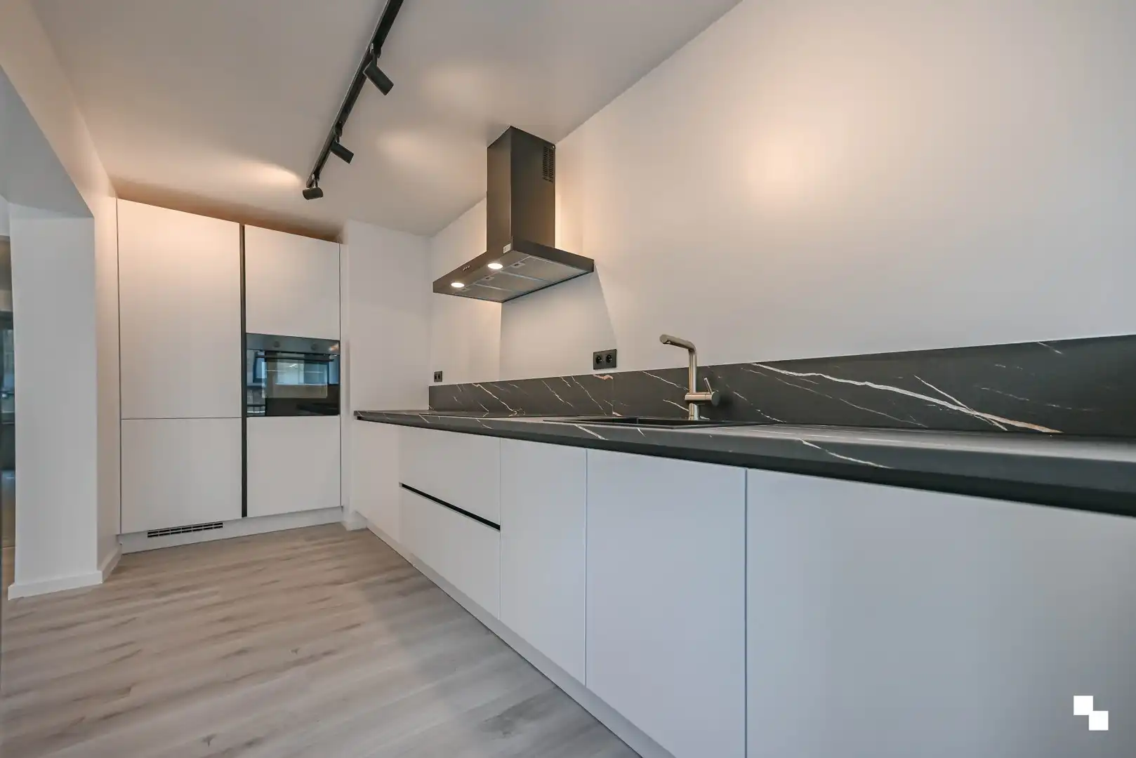 Gerenoveerd appartement met twee slaapkamers & airco in centrum Izegem foto 8