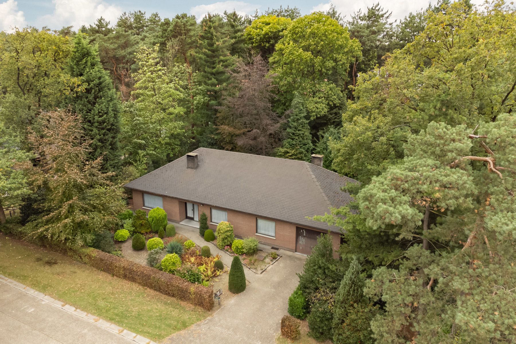 Hoofdfoto van de publicatie: Laagbouwvilla op residentieel perceel van ca. 1.783 m².